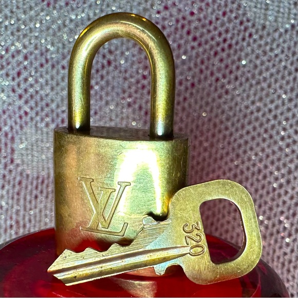 #320 Louis vuitton lock and key - Picture 1 of 9
